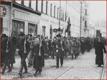 Marching revolutionary workers in Petrograd 1917